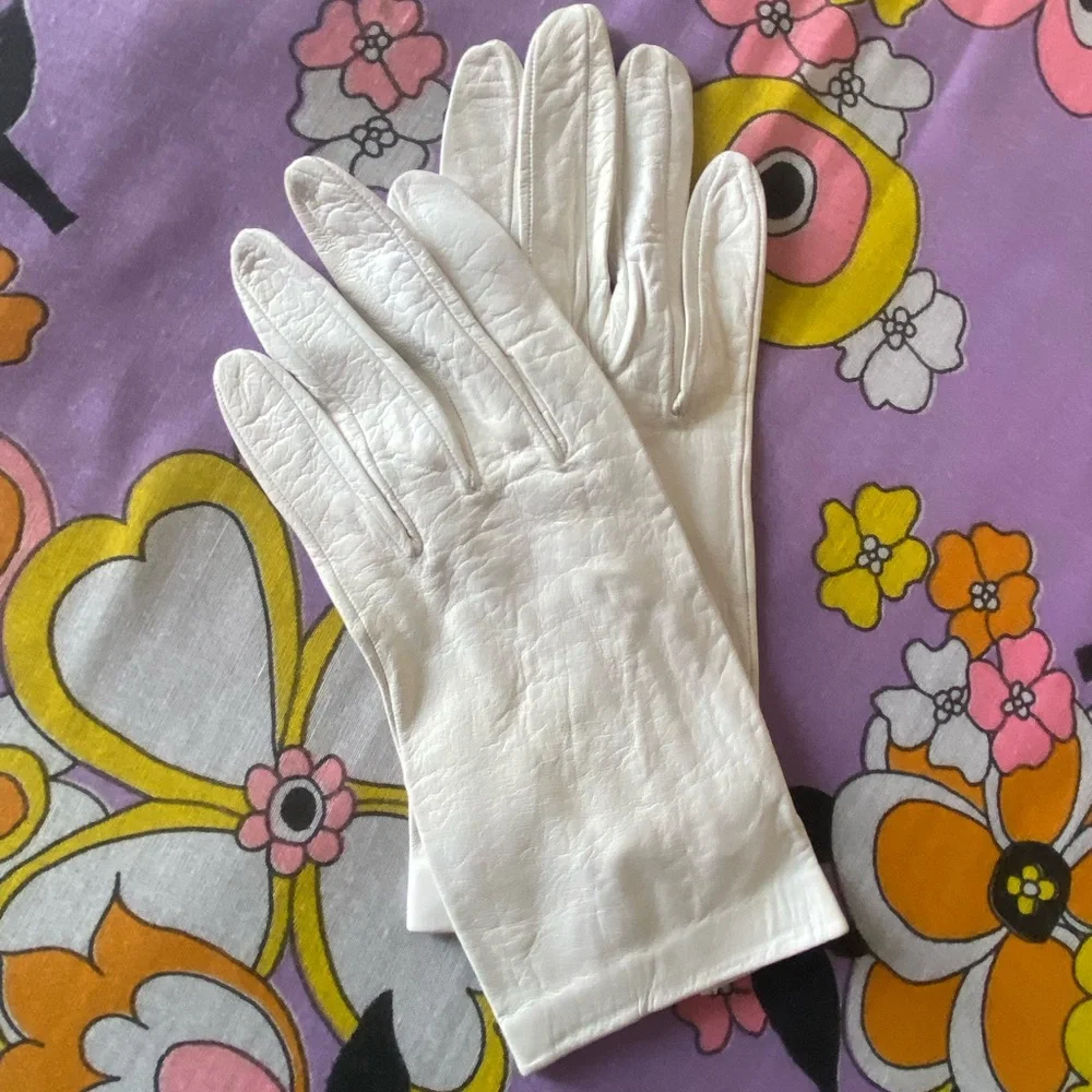 Vintage white leather gloves